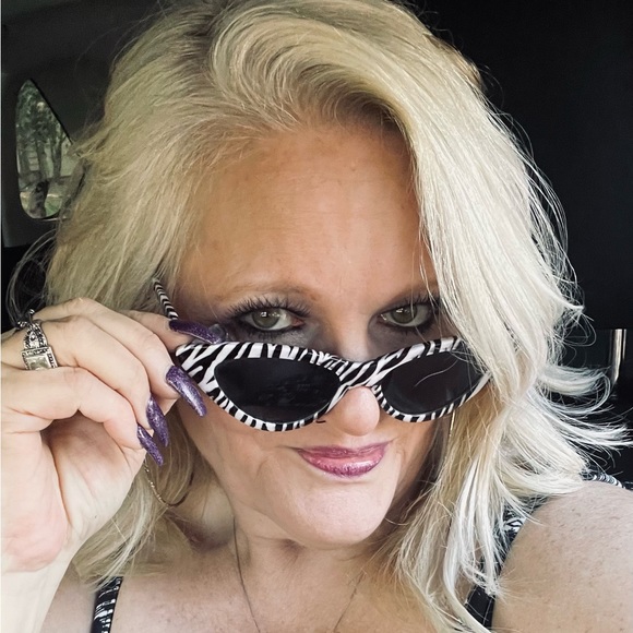 Meet your Posher, Crystal - Picture 1 of 2